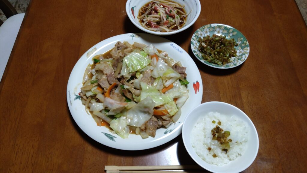 豚肉と残り野菜のみそバター炒め。
小松菜と鰹節のふりかけ。
梅ポン大根サラダ。