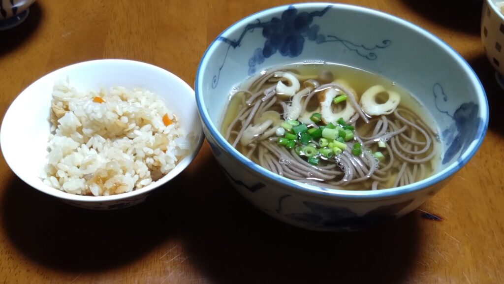 ニンジンとこんにゃくの炊き込みご飯
シンプルな温かいお蕎麦の画像