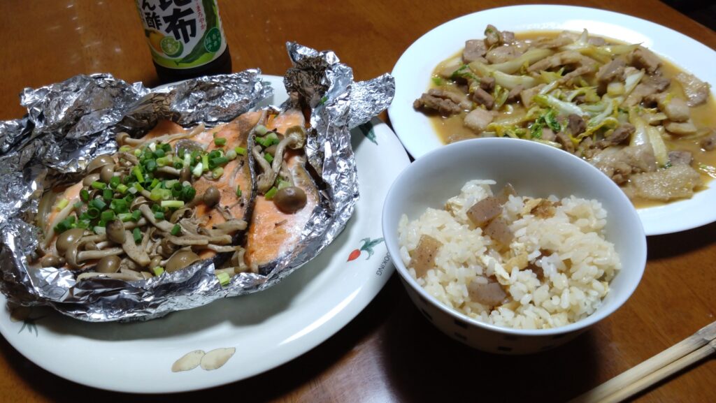 さけと野菜のホイル焼きこんにゃくとお揚げの炊き込みご飯の画像