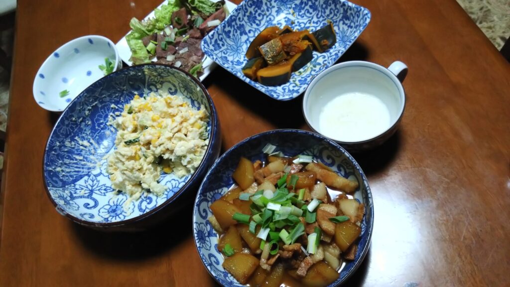 煮るだけ!ほったらかしde豚バラ大根。
ポテトサラダ。
かぼちゃの煮物。の画像