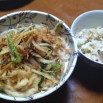 かきあげうどんと小松菜とこんにゃくとうすあげの混ぜご飯の画像