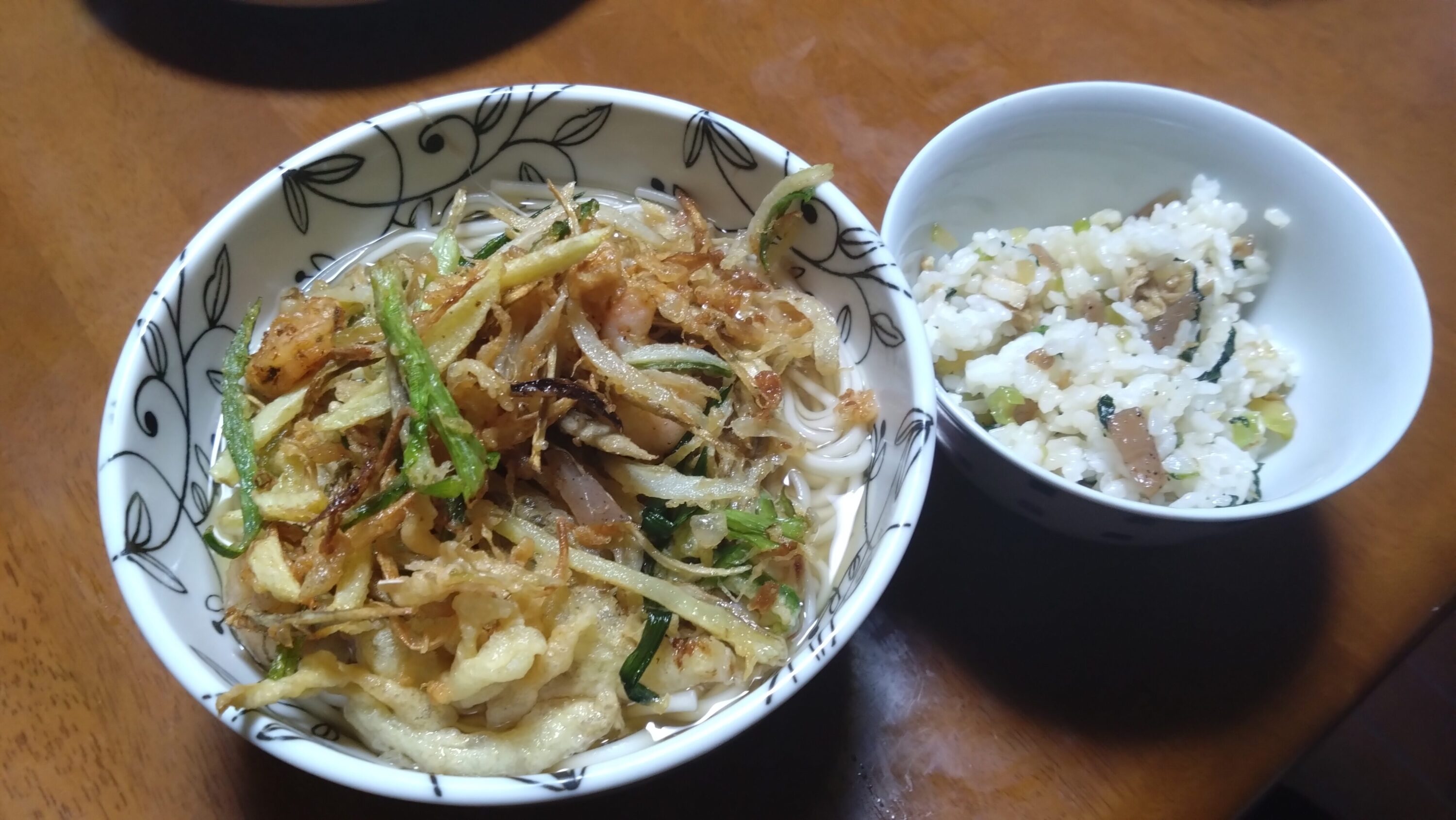 かきあげうどんと小松菜とこんにゃくとうすあげの混ぜご飯の画像