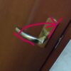 愛猫達が、扉を開けてしまいます。それ、ドアノブを縦に取り付ければ防げるかも！の画像