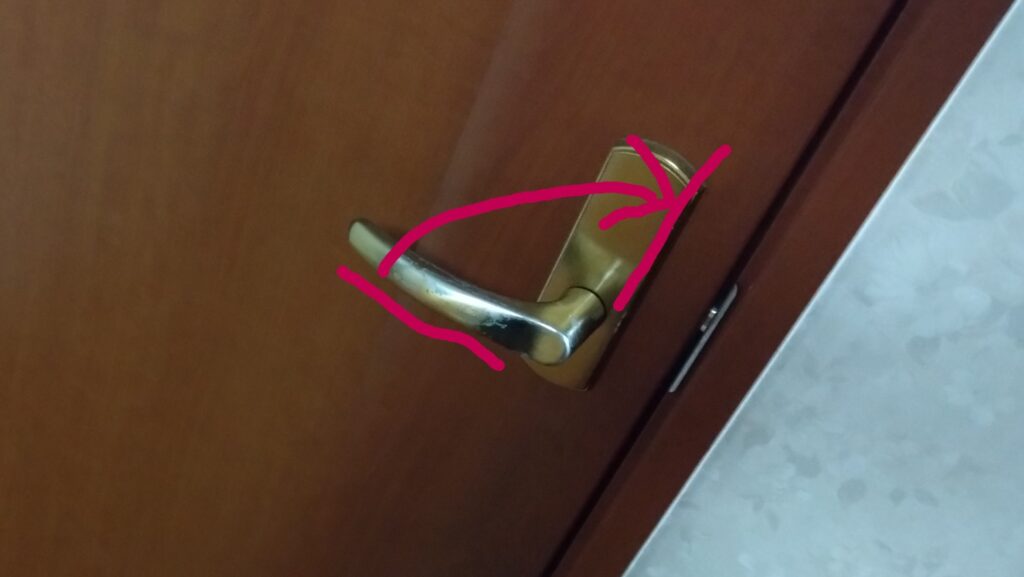 愛猫達が、扉を開けてしまいます。それ、ドアノブを縦に取り付ければ防げるかも!の画像