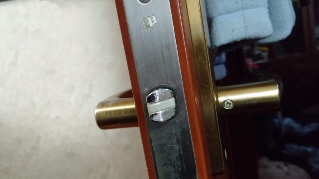 愛猫達が、扉を開けてしまいます。それ、ドアノブを縦に取り付ければ防げるかも!の画像