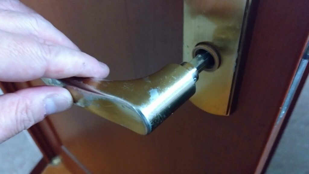 愛猫達が、扉を開けてしまいます。それ、ドアノブを縦に取り付ければ防げるかも!の画像