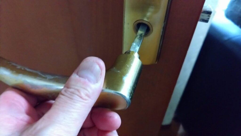 愛猫達が、扉を開けてしまいます。それ、ドアノブを縦に取り付ければ防げるかも!の画像