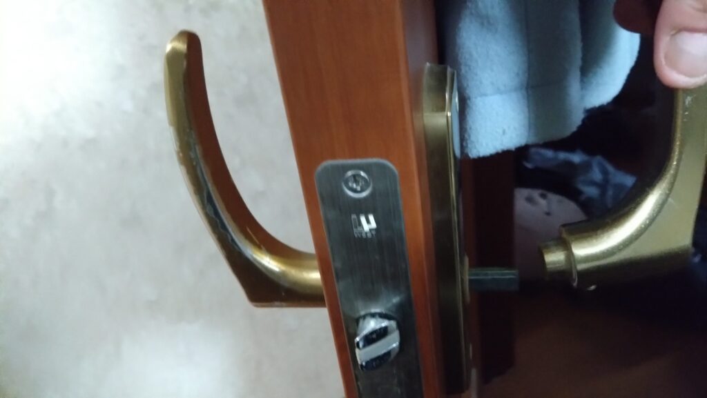 愛猫達が、扉を開けてしまいます。それ、ドアノブを縦に取り付ければ防げるかも!の画像