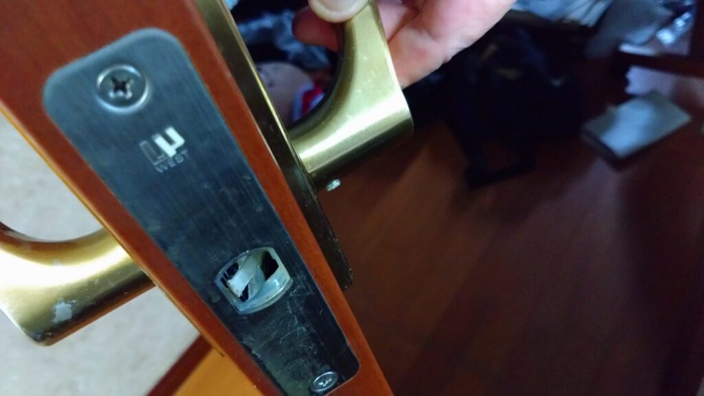 愛猫達が、扉を開けてしまいます。それ、ドアノブを縦に取り付ければ防げるかも!の画像