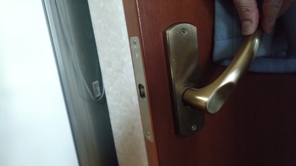 愛猫達が、扉を開けてしまいます。それ、ドアノブを縦に取り付ければ防げるかも!の画像