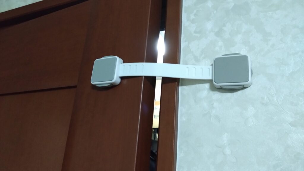 愛猫達が、扉を開けてしまいます。それ、ドアノブを縦に取り付ければ防げるかも!の画像