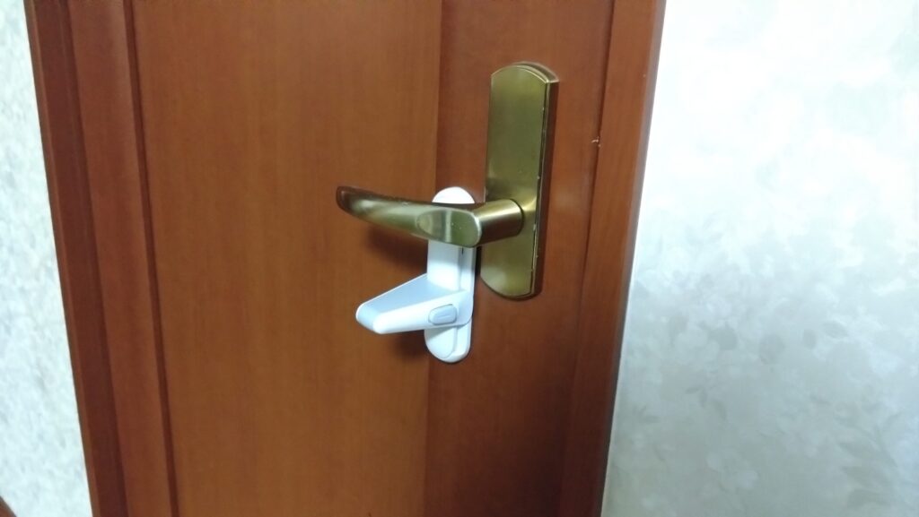 愛猫達が、扉を開けてしまいます。それ、ドアノブを縦に取り付ければ防げるかも!の画像