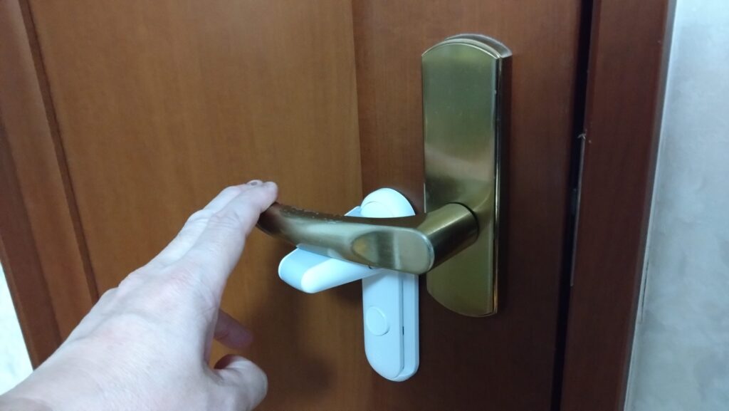 愛猫達が、扉を開けてしまいます。それ、ドアノブを縦に取り付ければ防げるかも!の画像