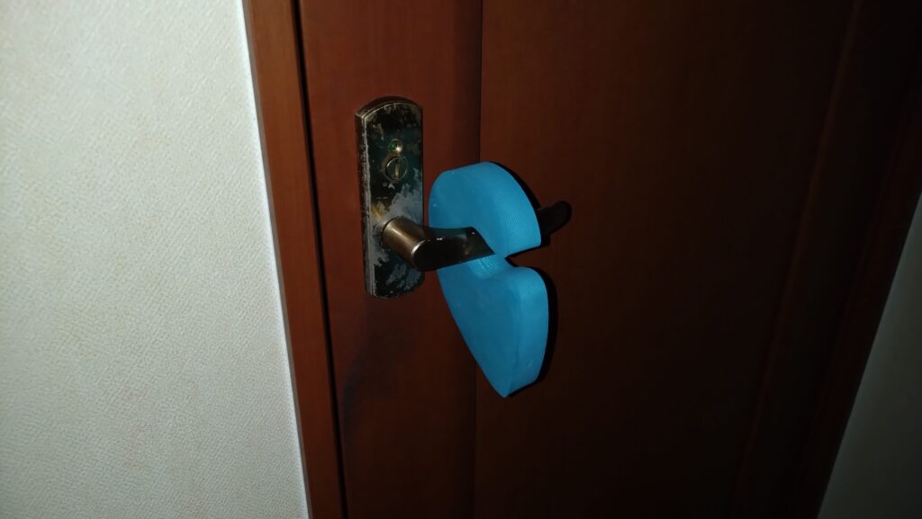 愛猫達が、扉を開けてしまいます。それ、ドアノブを縦に取り付ければ防げるかも!の画像