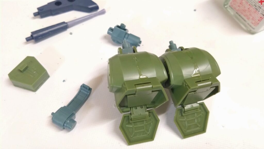 ウェーブ(WAVE)の1/24スケール スコープドッグ レッドショルダーカスタムを汚して完成させます。② まずは仮組をバラしながら削っていきます。(装甲騎兵ボトムズ)の画像