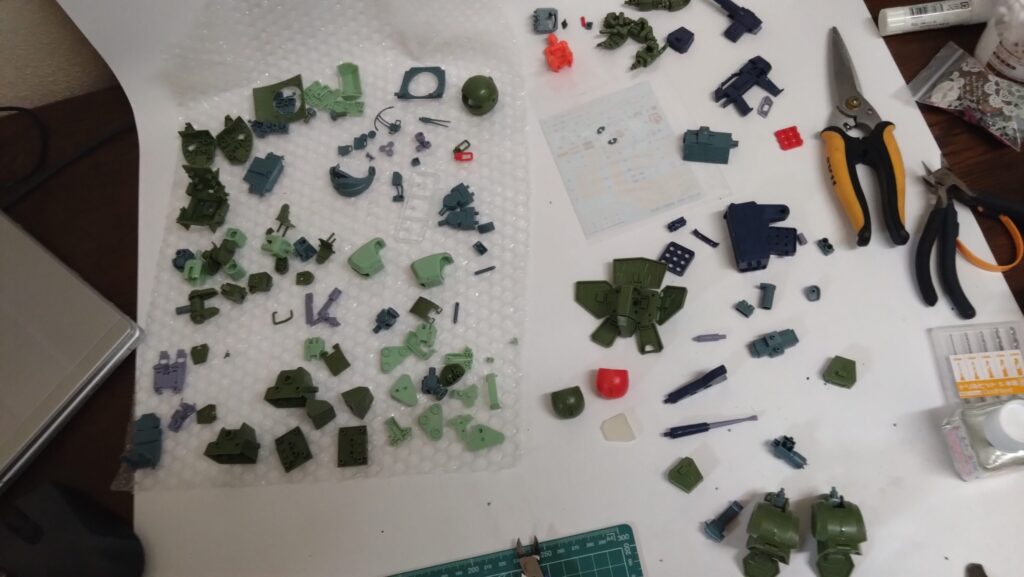 ウェーブ(WAVE)の1/24スケール スコープドッグ レッドショルダーカスタムを汚して完成させます。② まずは仮組をバラしながら削っていきます。(装甲騎兵ボトムズ)の画像