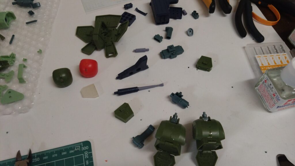 ウェーブ(WAVE)の1/24スケール スコープドッグ レッドショルダーカスタムを汚して完成させます。② まずは仮組をバラしながら削っていきます。(装甲騎兵ボトムズ)の画像