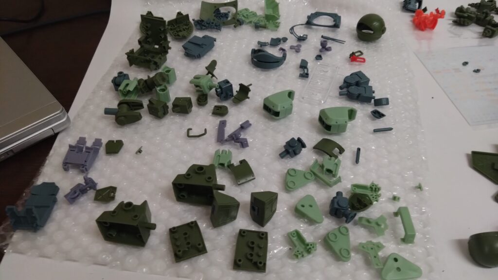 ウェーブ(WAVE)の1/24スケール スコープドッグ レッドショルダーカスタムを汚して完成させます。② まずは仮組をバラしながら削っていきます。(装甲騎兵ボトムズ)の画像