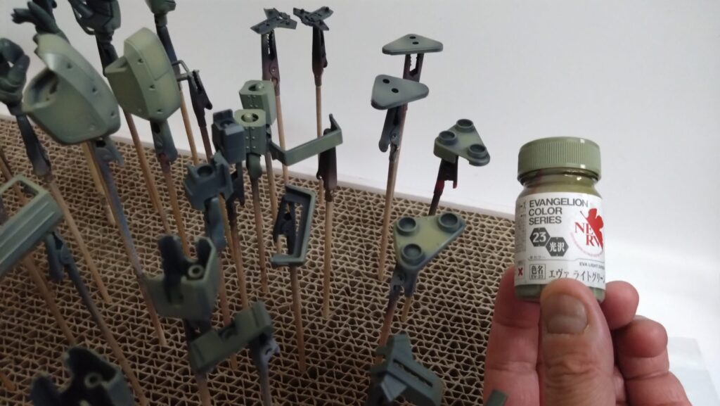 ウェーブ(WAVE)の1/24スケール スコープドッグ レッドショルダーカスタムを汚して完成させます。④ まずは外装のグリーンを塗装していきます。(装甲騎兵ボトムズ)の画像