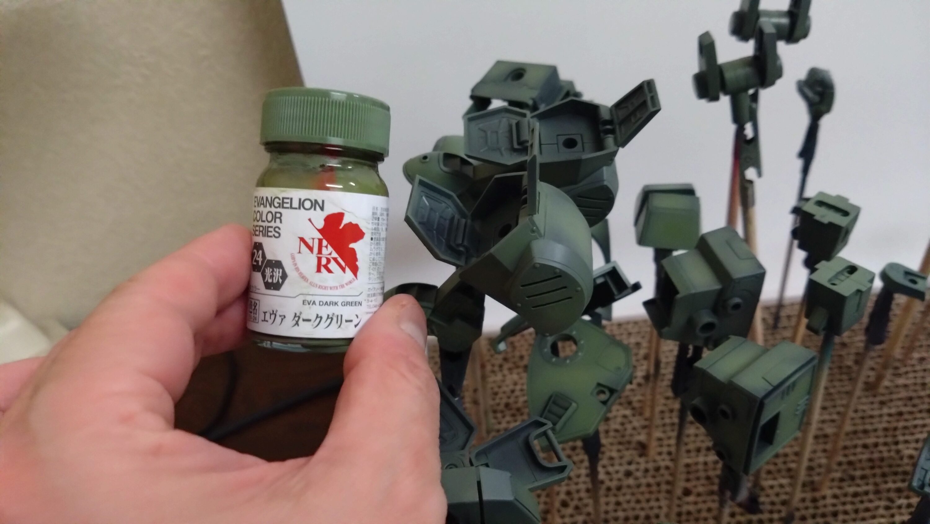 ウェーブ（WAVE）の1/24スケール スコープドッグ レッドショルダーカスタムを汚して完成させます。④　まずは外装のグリーンを塗装していきます。（装甲騎兵ボトムズ）の画像