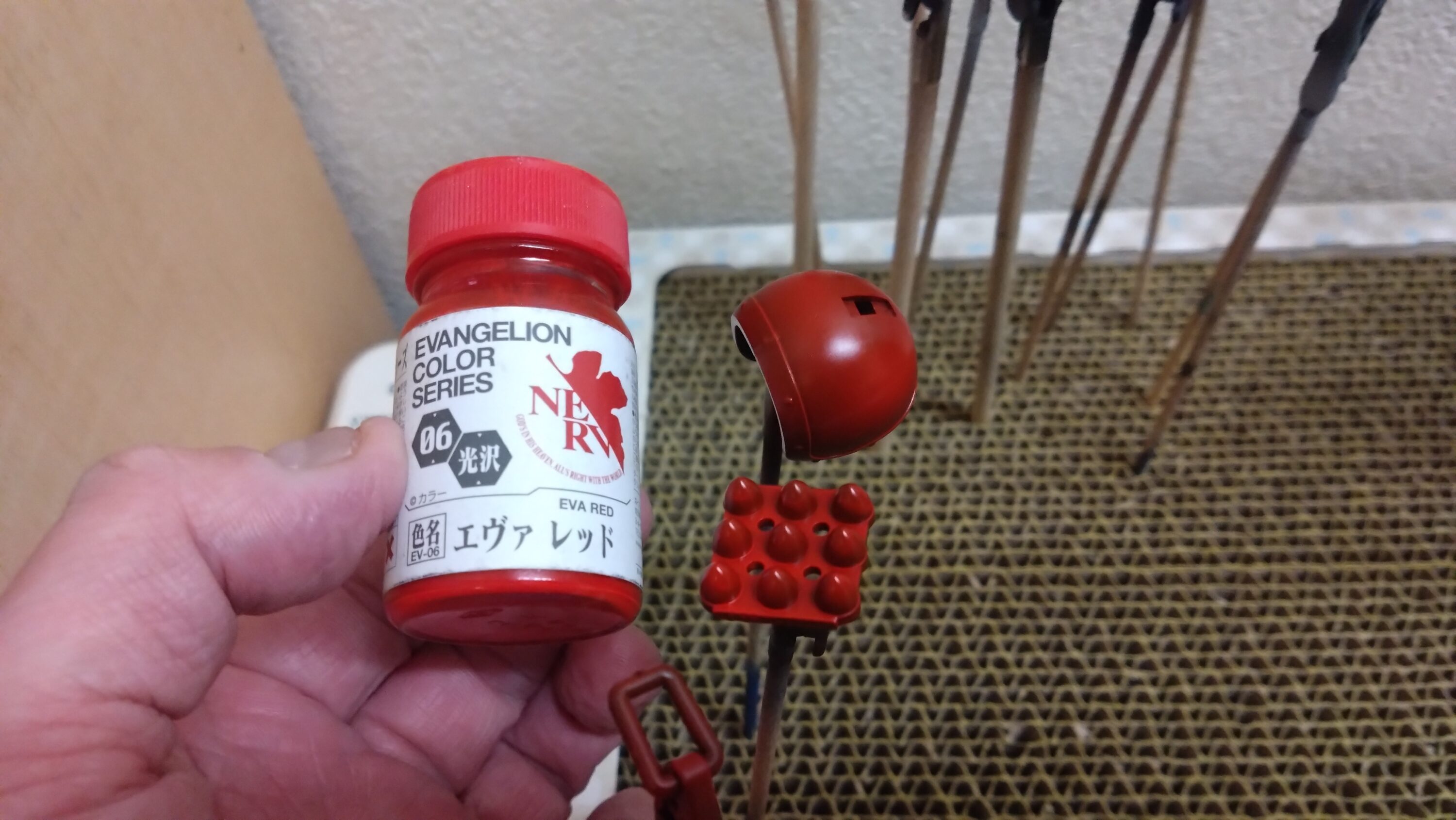 ウェーブ（WAVE）の1/24スケール スコープドッグ レッドショルダーカスタムを汚して完成させます。⑤　次に武装などの装備品を塗装していきます。（装甲騎兵ボトムズ）の画像