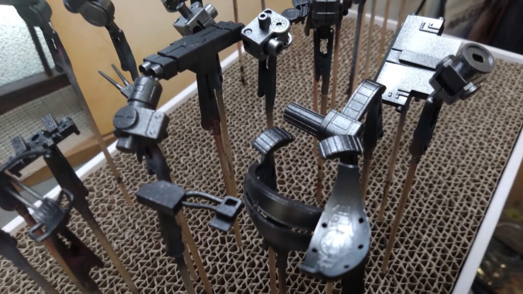 ウェーブ(WAVE)の1/24スケール スコープドッグ レッドショルダーカスタムを汚して完成させます。⑤ 次に武装などの装備品を塗装していきます。(装甲騎兵ボトムズ)の画像