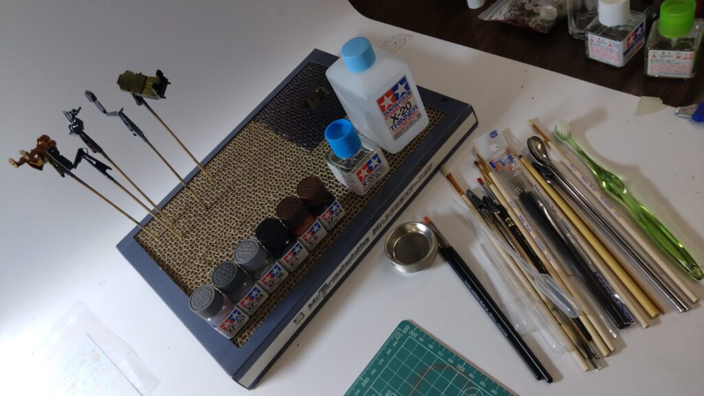 スコープドッグをエナメル塗料による筆塗でパイロットを塗装するの画像