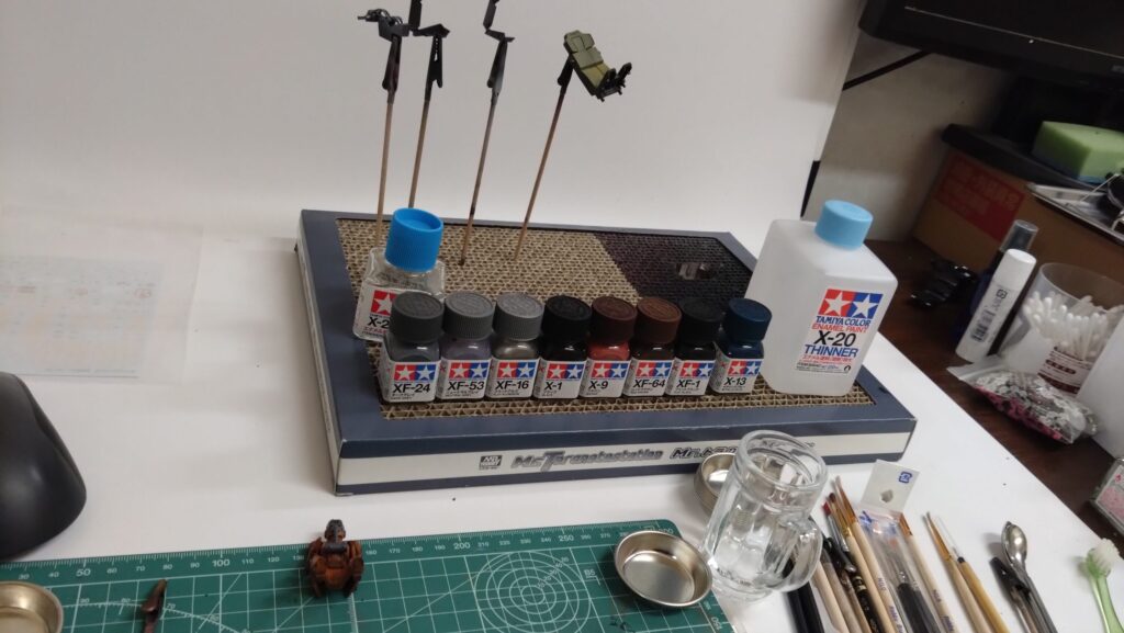 スコープドッグをエナメル塗料による筆塗でパイロットを塗装するの画像