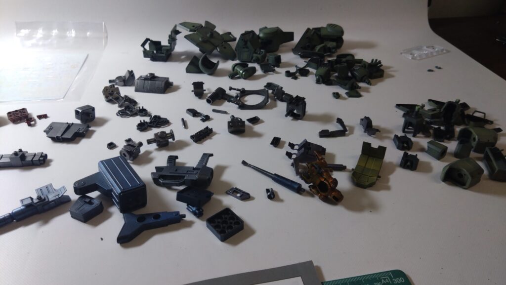 ウェーブ（WAVE）の1/24スケール スコープドッグ レッドショルダーカスタムを汚して完成させます。⑦　スミ入れや汚す作業の前に組み上げてしまいます。（装甲騎兵ボトムズ）の画像