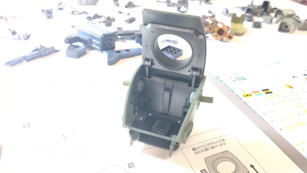 ウェーブ（WAVE）の1/24スケール スコープドッグ レッドショルダーカスタムを汚して完成させます。⑦　スミ入れや汚す作業の前に組み上げてしまいます。（装甲騎兵ボトムズ）の画像