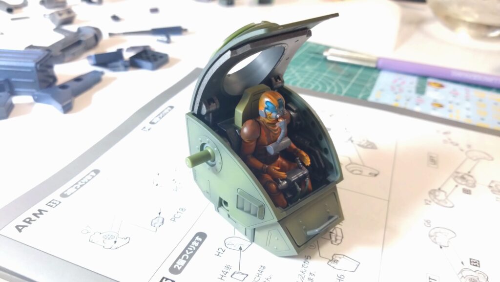 ウェーブ（WAVE）の1/24スケール スコープドッグ レッドショルダーカスタムを汚して完成させます。⑦　スミ入れや汚す作業の前に組み上げてしまいます。（装甲騎兵ボトムズ）の画像