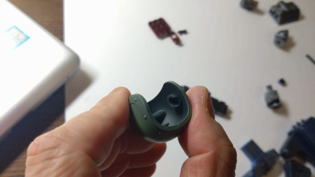 ウェーブ（WAVE）の1/24スケール スコープドッグ レッドショルダーカスタムを汚して完成させます。⑦　スミ入れや汚す作業の前に組み上げてしまいます。（装甲騎兵ボトムズ）の画像