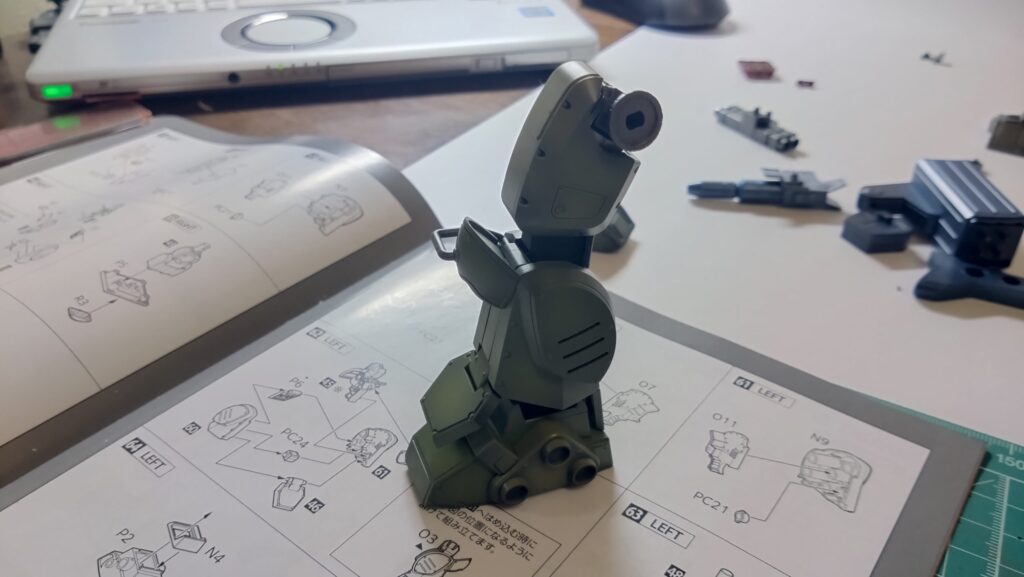 ウェーブ（WAVE）の1/24スケール スコープドッグ レッドショルダーカスタムを汚して完成させます。⑦　スミ入れや汚す作業の前に組み上げてしまいます。（装甲騎兵ボトムズ）の画像