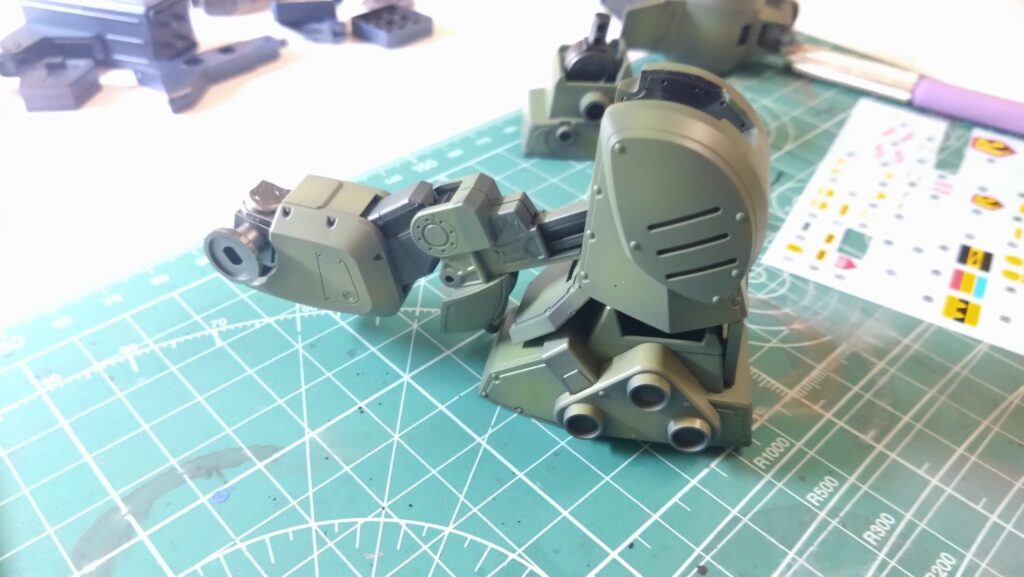 ウェーブ（WAVE）の1/24スケール スコープドッグ レッドショルダーカスタムを汚して完成させます。⑦　スミ入れや汚す作業の前に組み上げてしまいます。（装甲騎兵ボトムズ）の画像