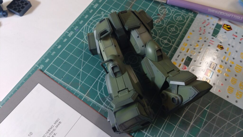 ウェーブ（WAVE）の1/24スケール スコープドッグ レッドショルダーカスタムを汚して完成させます。⑦　スミ入れや汚す作業の前に組み上げてしまいます。（装甲騎兵ボトムズ）の画像