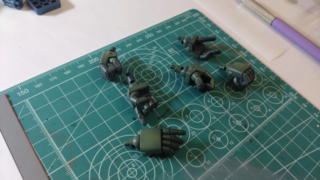 ウェーブ（WAVE）の1/24スケール スコープドッグ レッドショルダーカスタムを汚して完成させます。⑦　スミ入れや汚す作業の前に組み上げてしまいます。（装甲騎兵ボトムズ）の画像