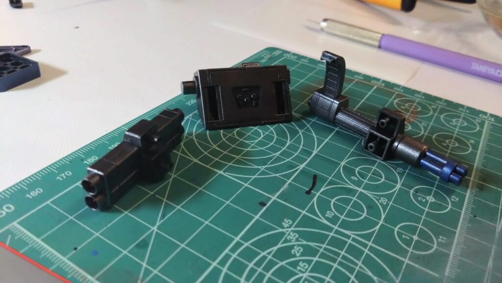 ウェーブ（WAVE）の1/24スケール スコープドッグ レッドショルダーカスタムを汚して完成させます。⑦　スミ入れや汚す作業の前に組み上げてしまいます。（装甲騎兵ボトムズ）の画像