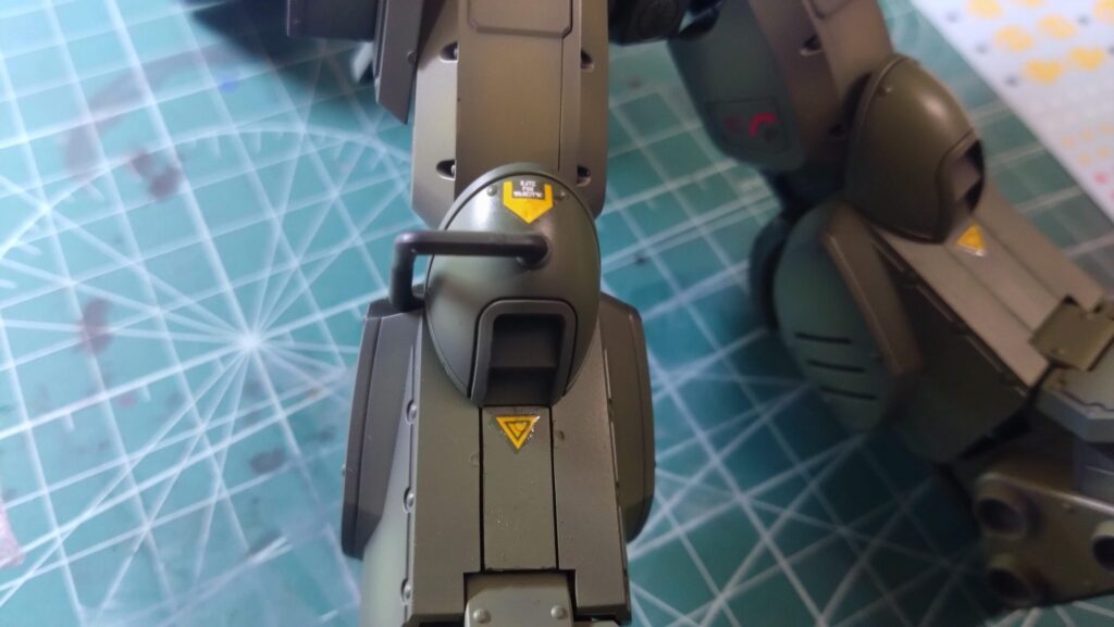 ウェーブ（WAVE）の1/24スケール スコープドッグ レッドショルダーカスタムに水転写式デカールを貼ります。（装甲騎兵ボトムズ）の画像