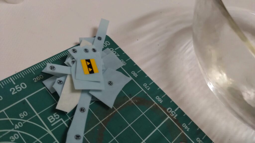 ウェーブ（WAVE）の1/24スケール スコープドッグ レッドショルダーカスタムに水転写式デカールを貼ります。（装甲騎兵ボトムズ）の画像