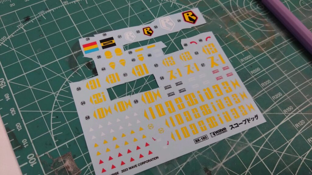 ウェーブ（WAVE）の1/24スケール スコープドッグ レッドショルダーカスタムに水転写式デカールを貼ります。（装甲騎兵ボトムズ）の画像