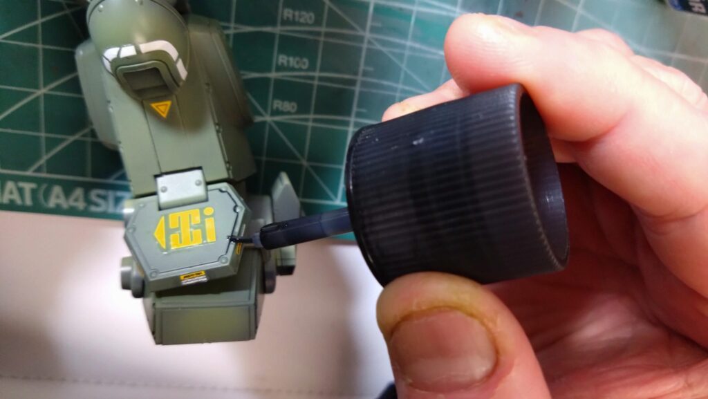 ウェーブ（WAVE）の1/24スケール スコープドッグ レッドショルダーカスタムを汚して完成させます。⑨　スミ入れしつつ、初めてのウォッシングを施します。（装甲騎兵ボトムズ）の画像