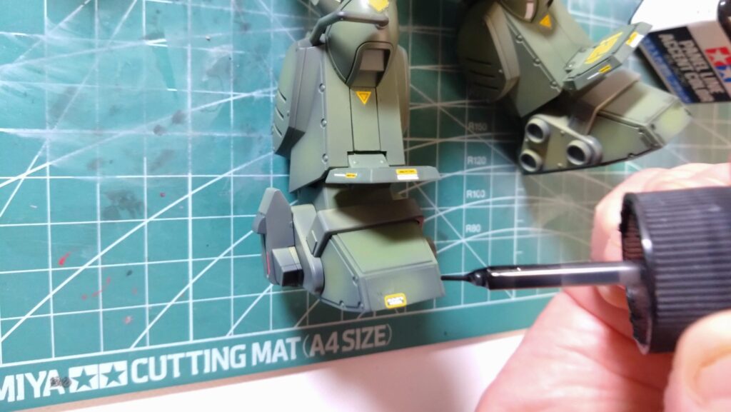 ウェーブ（WAVE）の1/24スケール スコープドッグ レッドショルダーカスタムを汚して完成させます。⑨　スミ入れしつつ、初めてのウォッシングを施します。（装甲騎兵ボトムズ）の画像