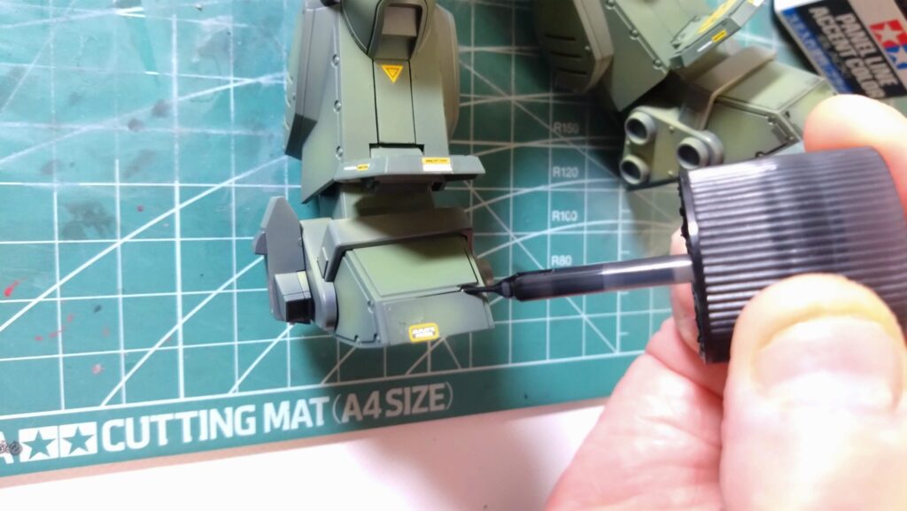 ウェーブ（WAVE）の1/24スケール スコープドッグ レッドショルダーカスタムを汚して完成させます。⑨　スミ入れしつつ、初めてのウォッシングを施します。（装甲騎兵ボトムズ）の画像