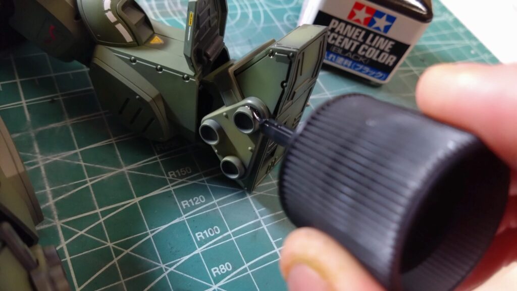 ウェーブ（WAVE）の1/24スケール スコープドッグ レッドショルダーカスタムを汚して完成させます。⑨　スミ入れしつつ、初めてのウォッシングを施します。（装甲騎兵ボトムズ）の画像