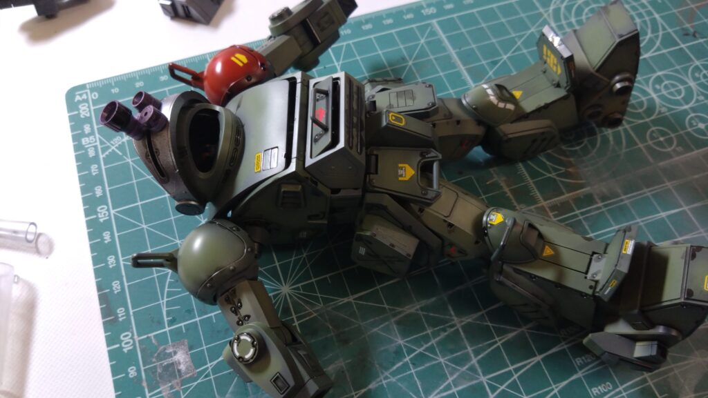 ウェーブ（WAVE）の1/24スケール スコープドッグ レッドショルダーカスタムを汚して完成させます。⑨　スミ入れしつつ、初めてのウォッシングを施します。（装甲騎兵ボトムズ）の画像