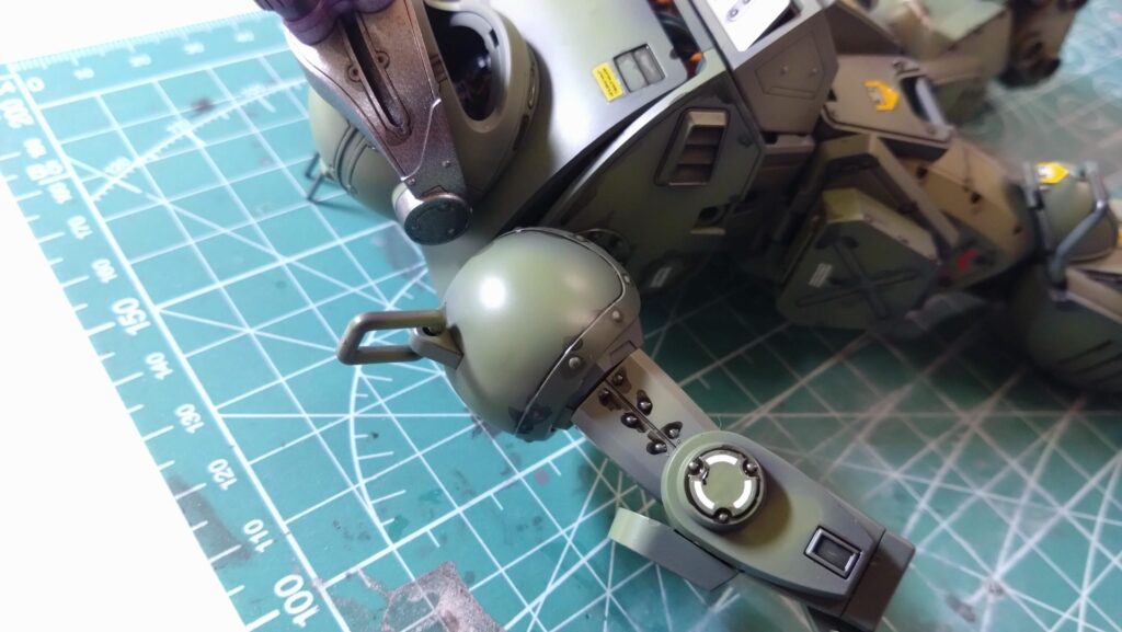 ウェーブ（WAVE）の1/24スケール スコープドッグ レッドショルダーカスタムを汚して完成させます。⑨　スミ入れしつつ、初めてのウォッシングを施します。（装甲騎兵ボトムズ）の画像