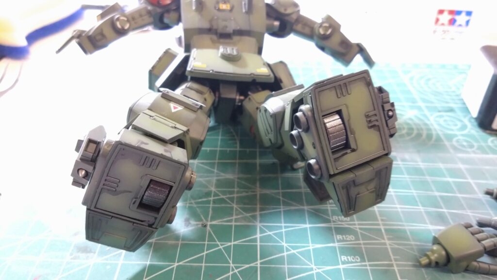 ウェーブ（WAVE）の1/24スケール スコープドッグ レッドショルダーカスタムを汚して完成させます。⑨　スミ入れしつつ、初めてのウォッシングを施します。（装甲騎兵ボトムズ）の画像