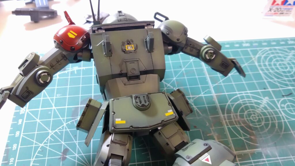 ウェーブ（WAVE）の1/24スケール スコープドッグ レッドショルダーカスタムを汚して完成させます。⑨　スミ入れしつつ、初めてのウォッシングを施します。（装甲騎兵ボトムズ）の画像