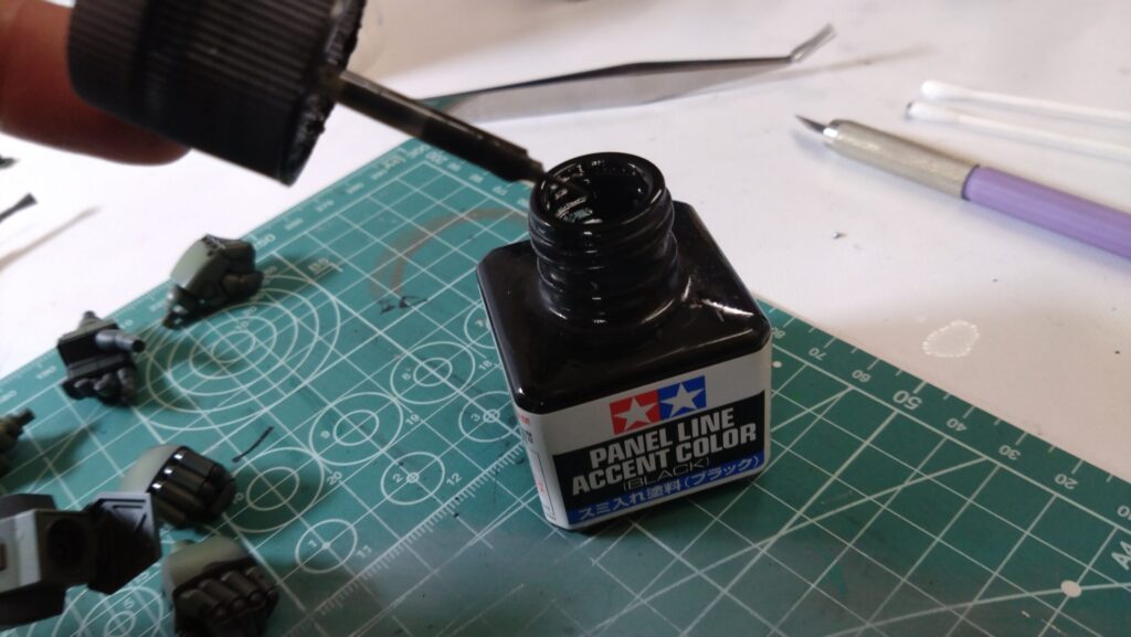 ウェーブ（WAVE）の1/24スケール スコープドッグ レッドショルダーカスタムを汚して完成させます。⑨　スミ入れしつつ、初めてのウォッシングを施します。（装甲騎兵ボトムズ）の画像