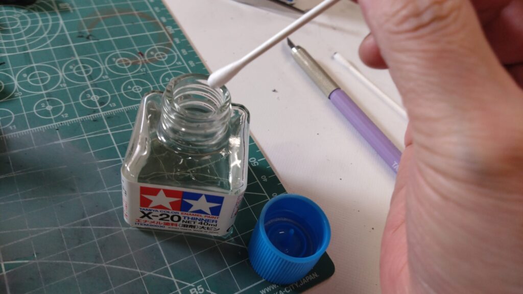 ウェーブ（WAVE）の1/24スケール スコープドッグ レッドショルダーカスタムを汚して完成させます。⑨　スミ入れしつつ、初めてのウォッシングを施します。（装甲騎兵ボトムズ）の画像